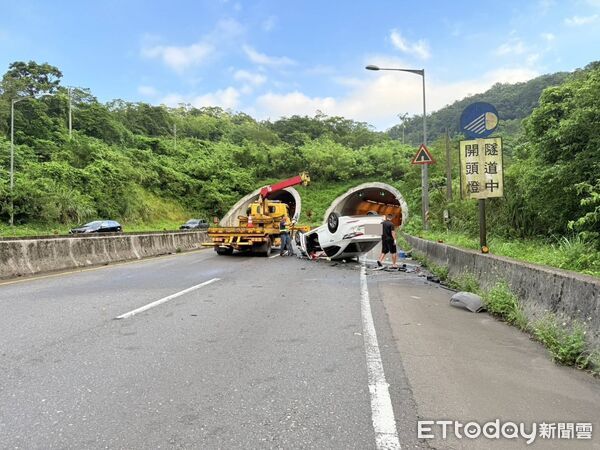 ▲王男駕駛多元計程車行經3號隧道口時自撞護欄隨後翻車。（圖／記者郭世賢翻攝）