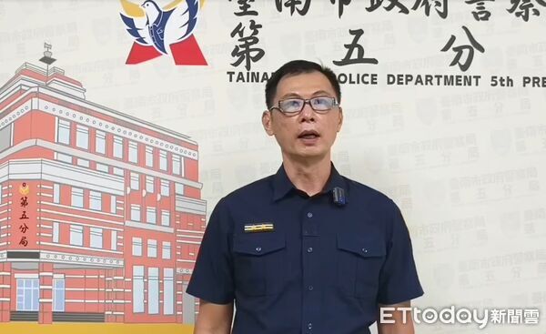 ▲台南市警五分局員警攔查闖紅燈自小客車，在駕駛座下方查獲多樣毒品。（記者林東良翻攝，下同）