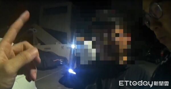 ▲台南市警五分局員警攔查闖紅燈自小客車，在駕駛座下方查獲多樣毒品。（記者林東良翻攝，下同）