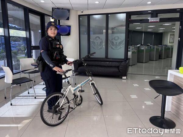 ▲台東警察分局中興派出所員警處理交通事故時，發現現場腳踏車疑似為失竊車輛，經查證確認後協助失主順利找回。（圖／記者楊晨東翻攝）