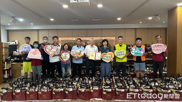 ▲台灣首廟天壇捐贈650份愛心福袋及白米，提供台南市實物愛心銀行及14間社福團體運用。（記者林東良翻攝，下同）