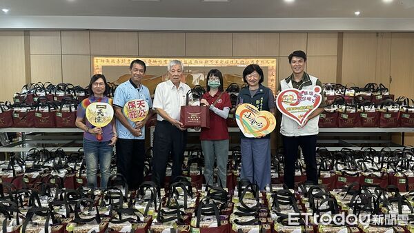 ▲台灣首廟天壇捐贈650份愛心福袋及白米，提供台南市實物愛心銀行及14間社福團體運用。（記者林東良翻攝，下同）