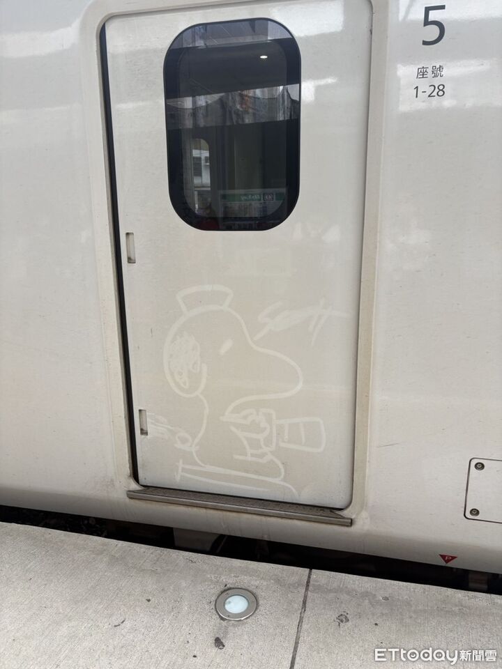 ▲▼台鐵EMU3000型車廂因太髒被當畫布，手繪上超萌史奴比。（圖／台鐵員工提供）