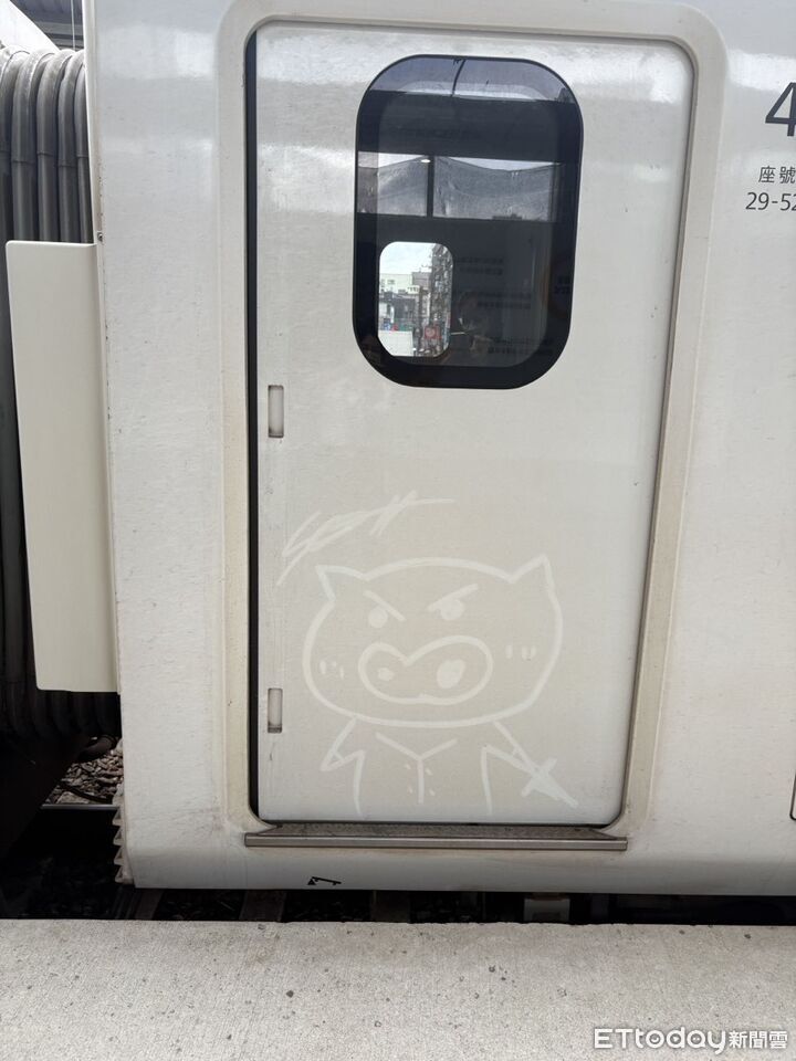 ▲▼台鐵EMU3000型車廂因太髒被當畫布，手繪上超萌史奴比。（圖／台鐵員工提供）
