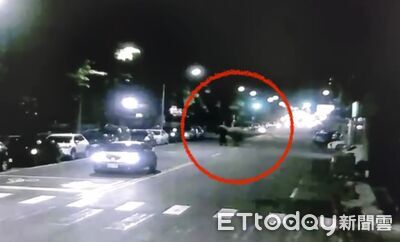 高雄街頭「恐龍」趴趴走!民眾驚呼...網笑:過馬路要等紅燈嗎?