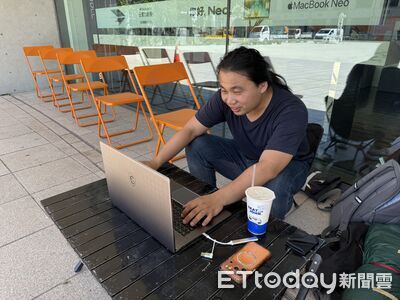 路邊搭帳棚搶iPhone 18 Pro!台灣大頭香哥三連霸「果粉就買新色」