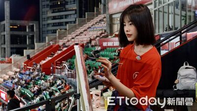 直擊／TY畫一筆現身天母！捕捉球賽熱血　紅藍交織勾勒出台灣棒球熱情