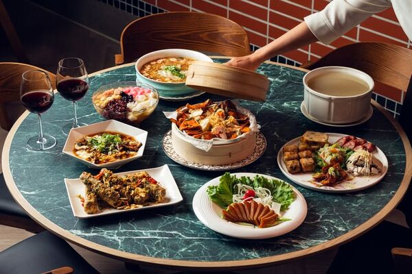 ▲台南老字號台菜「阿霞飯店」二、三代因商標及網路經營權爭議纏訟5年，最終達成和解。（翻攝自官網，下同）