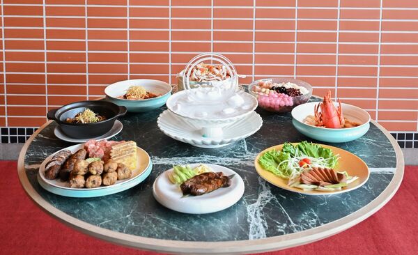 ▲台南老字號台菜「阿霞飯店」二、三代因商標及網路經營權爭議纏訟5年，最終達成和解。（翻攝自官網，下同）