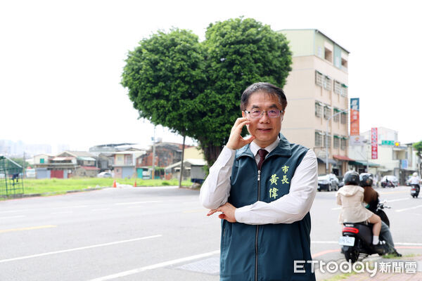 ▲台南市北區和緯路一段旁的大樹，經修剪後呈現醒目的愛心造型，在社群平台吸引約2.7萬人按讚。（記者林東良翻攝，下同）