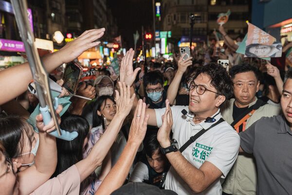 ▲▼民進黨台北市長參選人、立委沈伯洋15日晚間在公館商圈掀洋流,引發話題。(圖/沈伯洋競辦提供)