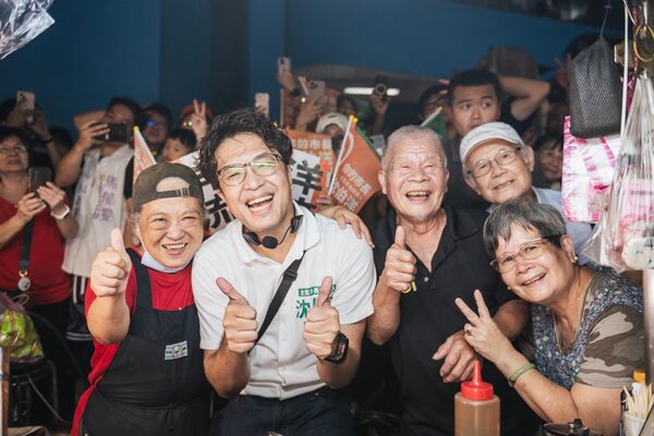 ▲▼民進黨台北市長參選人、立委沈伯洋15日晚間在公館商圈掀洋流,引發話題。(圖/沈伯洋競辦提供)