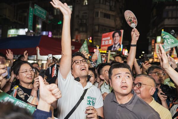 ▲▼民進黨台北市長參選人、立委沈伯洋15日晚間在公館商圈掀洋流,引發話題。(圖/沈伯洋競辦提供)