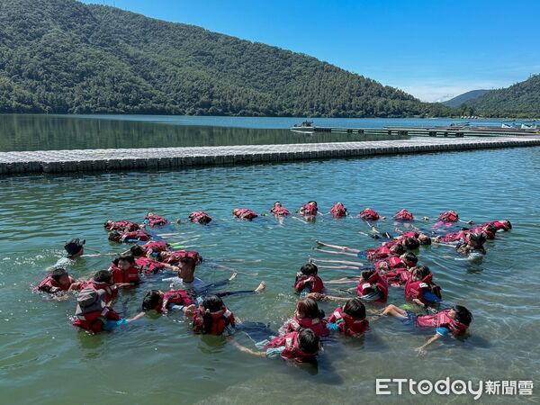 ▲▼花蓮縣政府於鯉魚潭舉辦「叫叫伸拋划—鯉魚潭水域安全體驗日」。(圖/花蓮縣政府提供,下同)