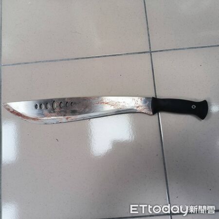 ▲埔里鎮爆發KTV兇殺命案,周士榆檢察長(右二)、犯保南投分會吳明賢主任委員(右三)、吳昇峰主任檢察官(左三)致贈被害家屬慰問金。(圖/記者高堂堯翻攝)