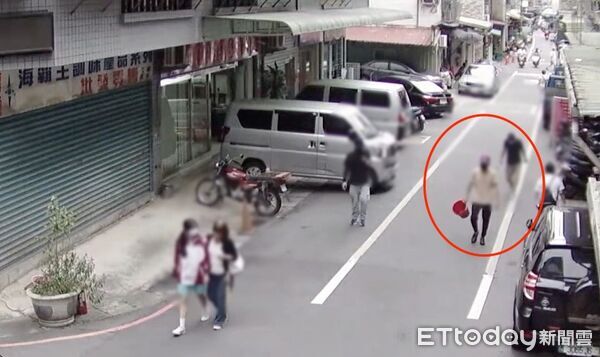 ▲▼監視器拍下主嫌蔡男犯後提著潑漆的水桶離開             。（圖／記者陳以昇翻攝）
