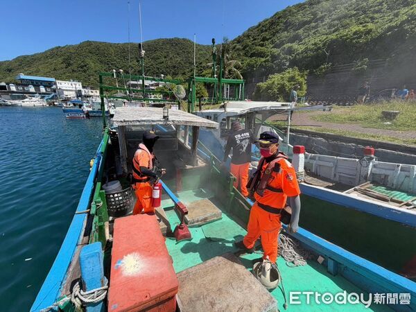 ▲綠島籍漁船「合○」號引擎室冒出濃煙,海巡人員獲報後立即啟動應變,並會同消防人員迅速控制火勢。(圖/記者楊晨東翻攝)
