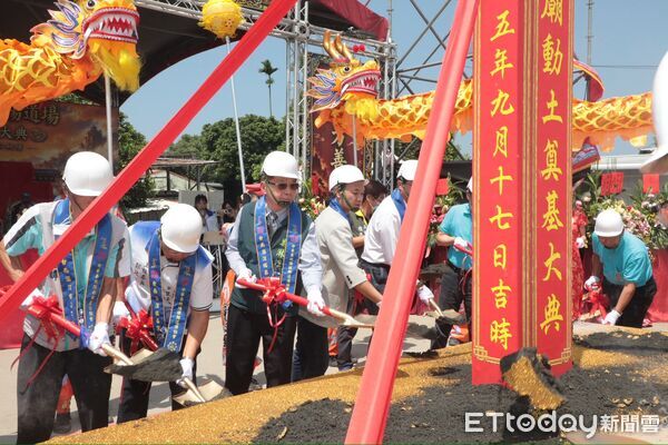 ▲漚汪佑昌宮17日舉行新建工程動土大典,副市長姜淋煌與各界貴賓共同執鏟。(記者林東良翻攝,下同)