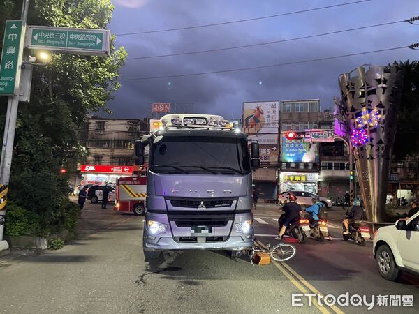 ▲林男駕駛貨車行經中央路4段時與騎腳踏車的郭女發生碰撞,郭女當場失去生命跡象送醫不治。(圖/記者陸運陞翻攝)
