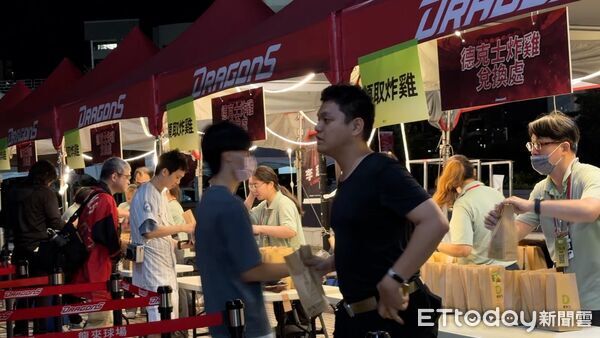 ▲現場攤位湧現人潮搶換好康