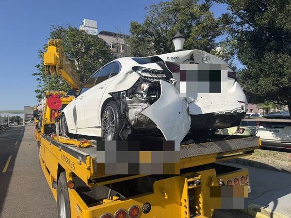 ▲賓士車尾撞爛。（圖／國道警方提供）