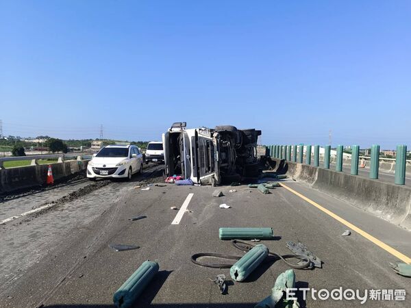 ▲▼砂石車在台61快速道路側翻，駕駛喊：與小貨車擦撞才翻車。（圖／記者唐詠絮翻攝）