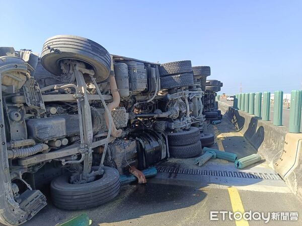 ▲▼砂石車在台61快速道路側翻，駕駛喊：與小貨車擦撞才翻車。（圖／記者唐詠絮翻攝）