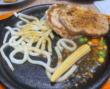 牛排端上桌「麵只有幾條」她傻眼:以為吃剩的!貴族世家道歉