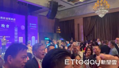 北市選戰升溫！沈伯洋台上致詞　蔣萬安合體李四川敬酒喊「凍蒜」