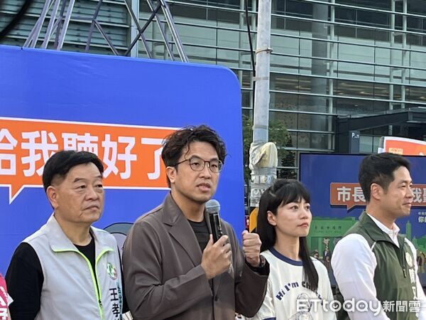 ▲▼「市長你給我聽好」！沈伯洋首場肥皂箱活動。（圖／記者杜冠霖攝）