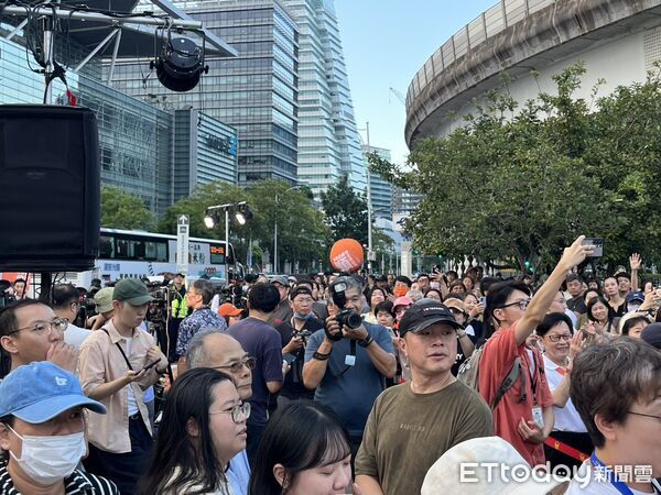 ▲▼「市長你給我聽好」！沈伯洋首場肥皂箱活動。（圖／記者杜冠霖攝）