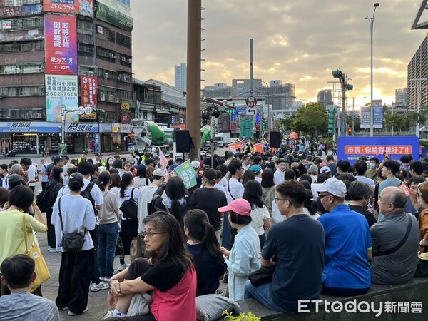 ▲▼「市長你給我聽好」！沈伯洋首場肥皂箱活動。（圖／記者杜冠霖攝）
