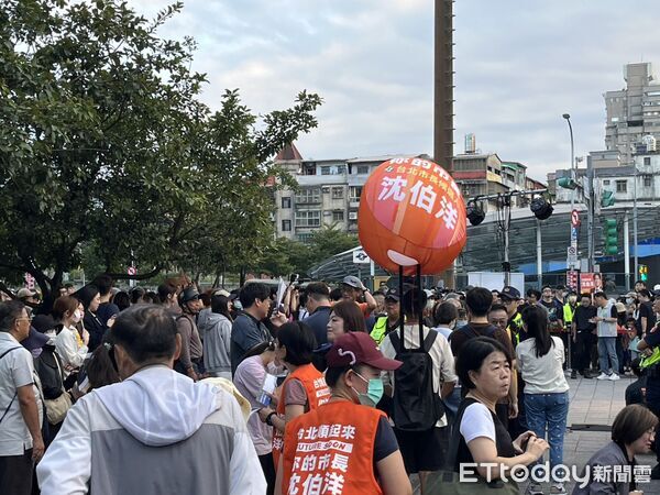 ▲▼「市長你給我聽好」！沈伯洋首場肥皂箱活動。（圖／記者杜冠霖攝）