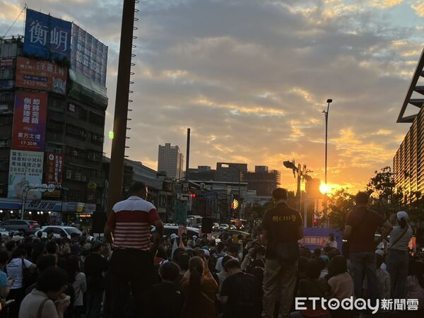 ▲▼「市長你給我聽好」！沈伯洋首場肥皂箱活動人潮。（圖／記者杜冠霖攝）