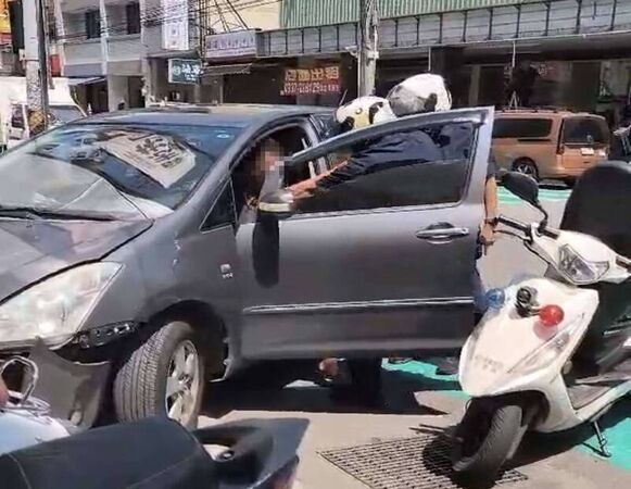 ▲毒駕男衝撞超商撞倒3機車想落跑遭警制伏。（圖／民眾提供）