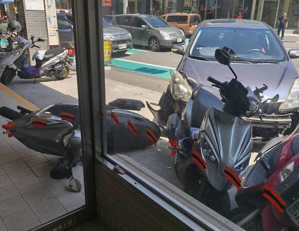▲毒駕男衝撞超商撞倒3機車想落跑遭警制伏。（圖／民眾提供）