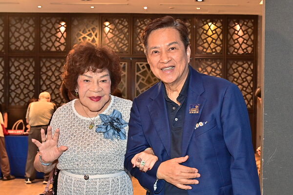 周遊突淚崩!感嘆「每次相聚又少幾位」 回應乾兒子疑劈腿許藍方