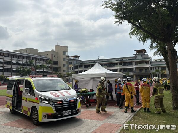 ▲台南市教育局在省躬國小舉辦地震避難疏散示範演練，模擬震度5弱強震。（記者林東良翻攝，下同）