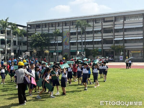 ▲台南市教育局在省躬國小舉辦地震避難疏散示範演練，模擬震度5弱強震。（記者林東良翻攝，下同）