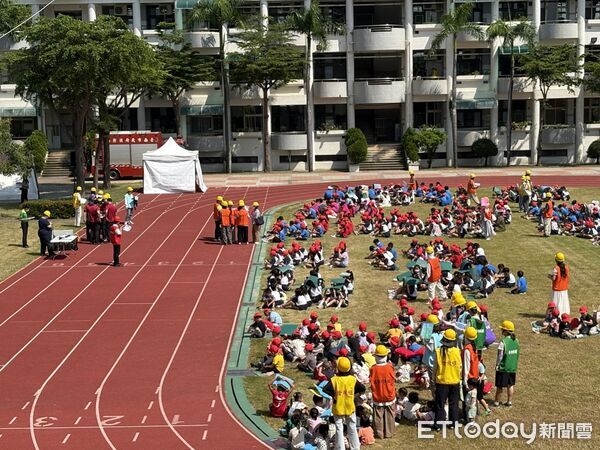 ▲台南市教育局在省躬國小舉辦地震避難疏散示範演練，模擬震度5弱強震。（記者林東良翻攝，下同）