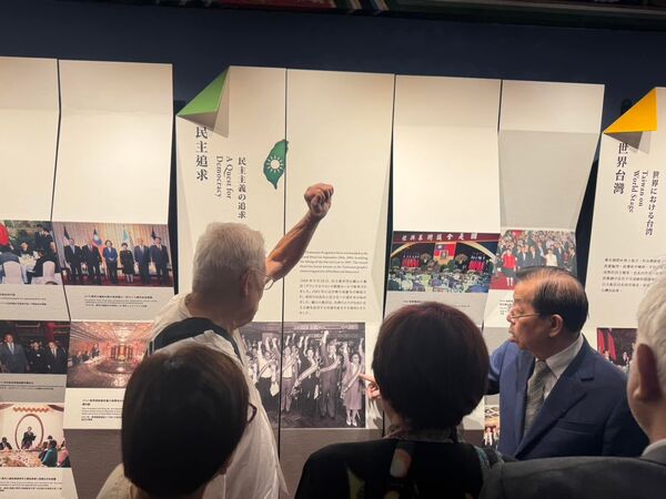 ▲▼今年（2026年）的9月28日是民進黨建黨40週年，尤清、周清玉、游錫堃和謝長廷共四人，今天（17日）在圓山飯店重聚。（圖／謝長廷臉書）