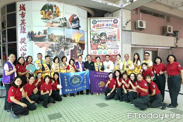 ▲台南市永恒獅子會捐贈勤務服、手電筒及事務機，支援消防局防火宣導隊執行勤務。（記者林東良翻攝，下同）