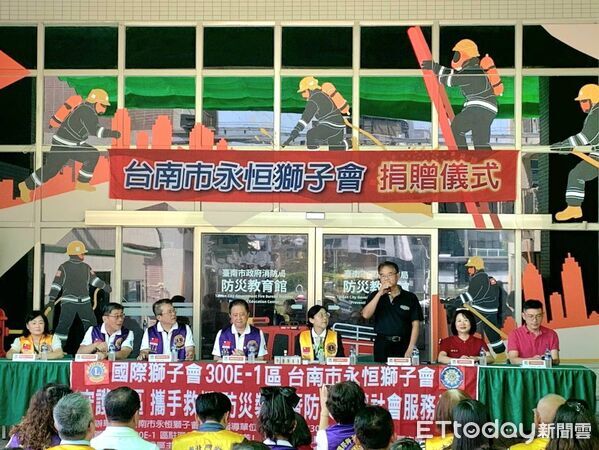 ▲台南市永恒獅子會捐贈勤務服、手電筒及事務機，支援消防局防火宣導隊執行勤務。（記者林東良翻攝，下同）