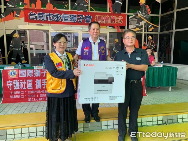 ▲台南市永恒獅子會捐贈勤務服、手電筒及事務機，支援消防局防火宣導隊執行勤務。（記者林東良翻攝，下同）