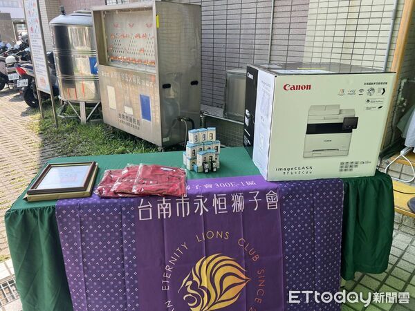 ▲台南市永恒獅子會捐贈勤務服、手電筒及事務機，支援消防局防火宣導隊執行勤務。（記者林東良翻攝，下同）