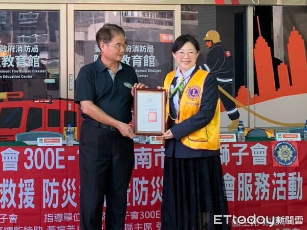 ▲台南市永恒獅子會捐贈勤務服、手電筒及事務機，支援消防局防火宣導隊執行勤務。（記者林東良翻攝，下同）