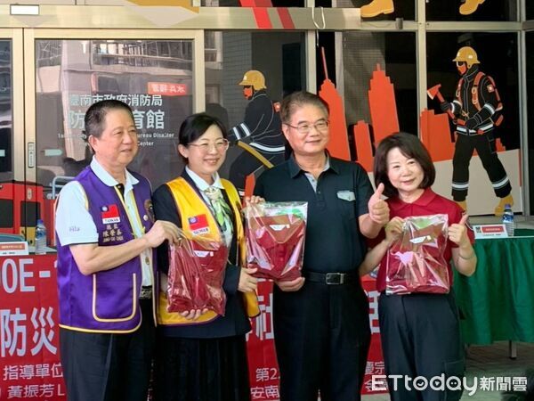 支援防火宣導第一線 永恒獅子會捐贈勤務服、手電筒