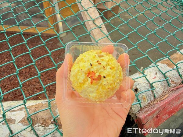 ▲頑皮世界小爪水獺捧著鮮蝦及魚肉製成的中秋限定月餅大快朵頤。（記者林東良翻攝，下同）