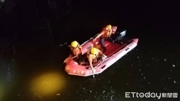 ▲▼花壇大排溝驚傳女子疑落水　消防出動船艇無人機搜索。（圖／記者唐詠絮翻攝）