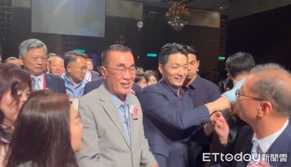 ▲▼蔣萬安、李四川出席金仲獎楷模頒獎典禮餐敘，強碰對手沈伯洋。（圖／讀者提供）